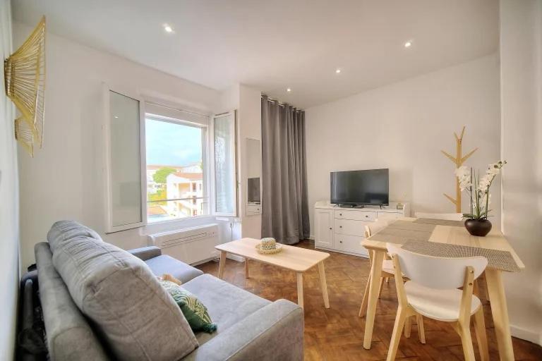 Loena Centre: Renovated 2-room Near Croisette