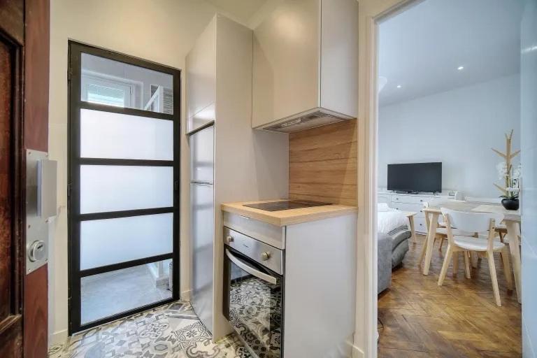 Loena Centre: Renovated 2-room Near Croisette